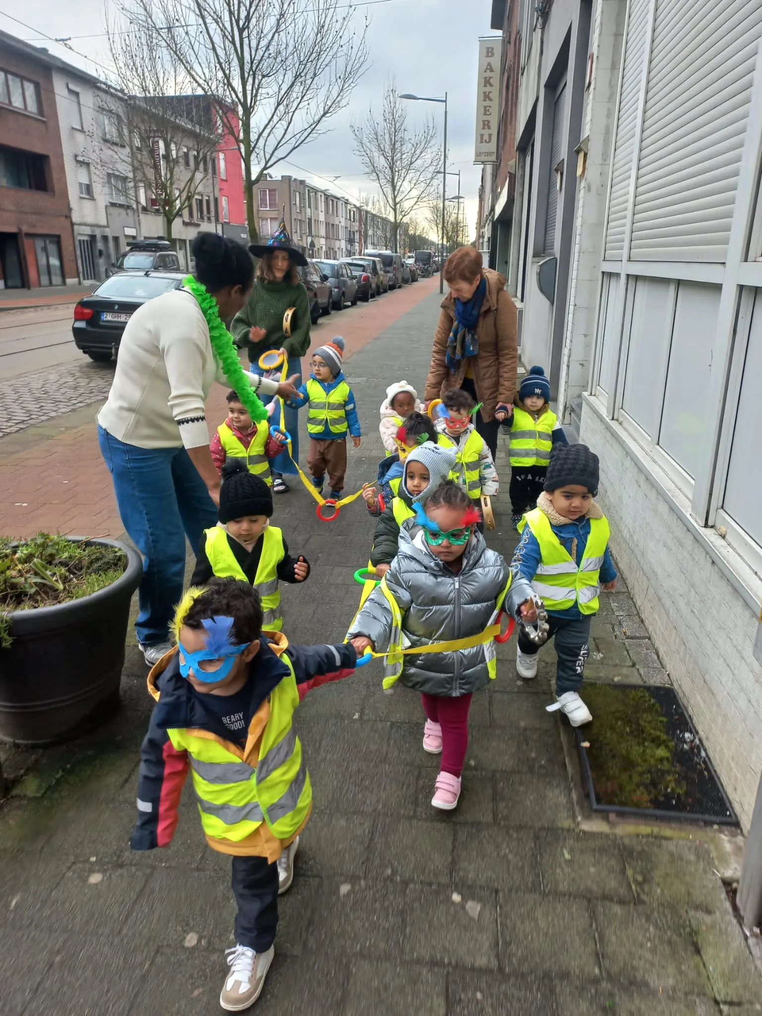 Crèchendo vzw | Kind wandelend met ouders en begeleidster